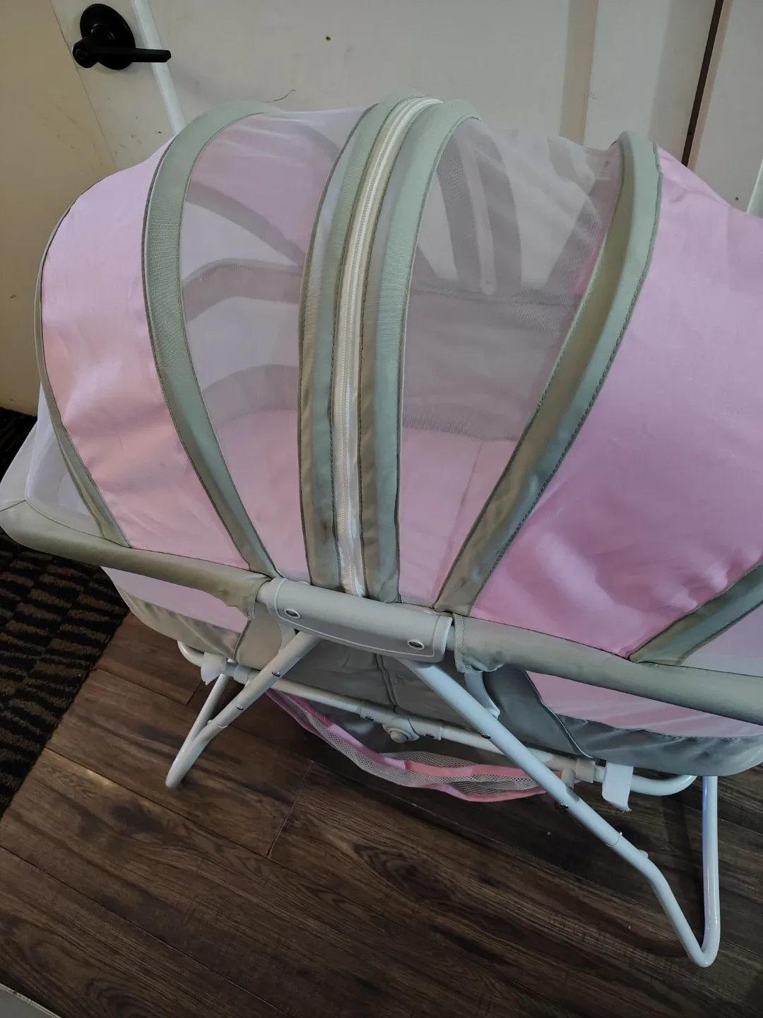 Portable Bassinet - Pink and Grey image indicator(3)
