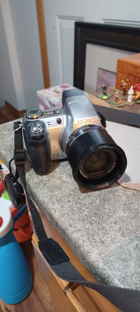 Sony 7.2 Mega Pixels Digital Camera - photo 2