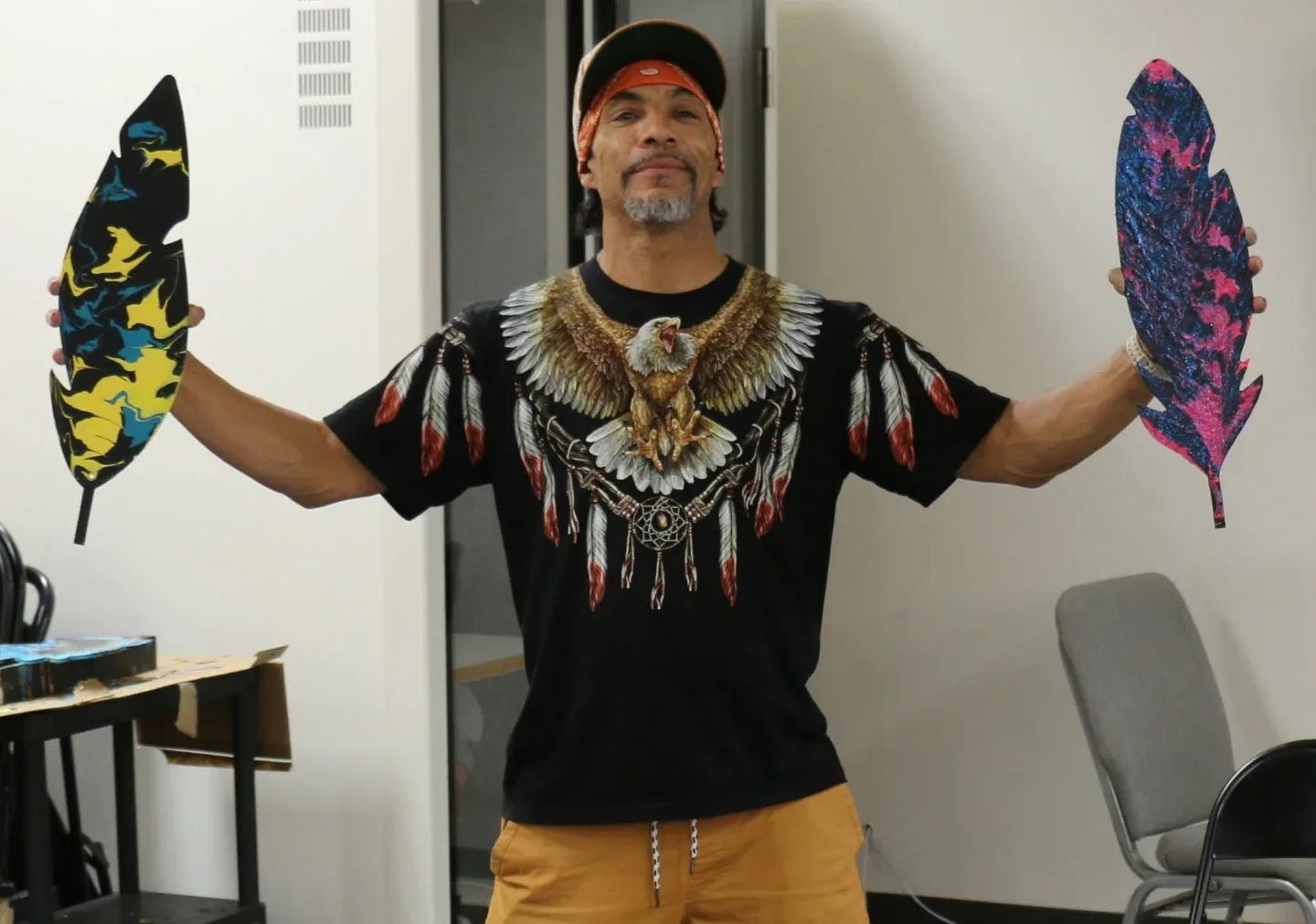 Hand-Painted wooden Feathers image indicator(4)