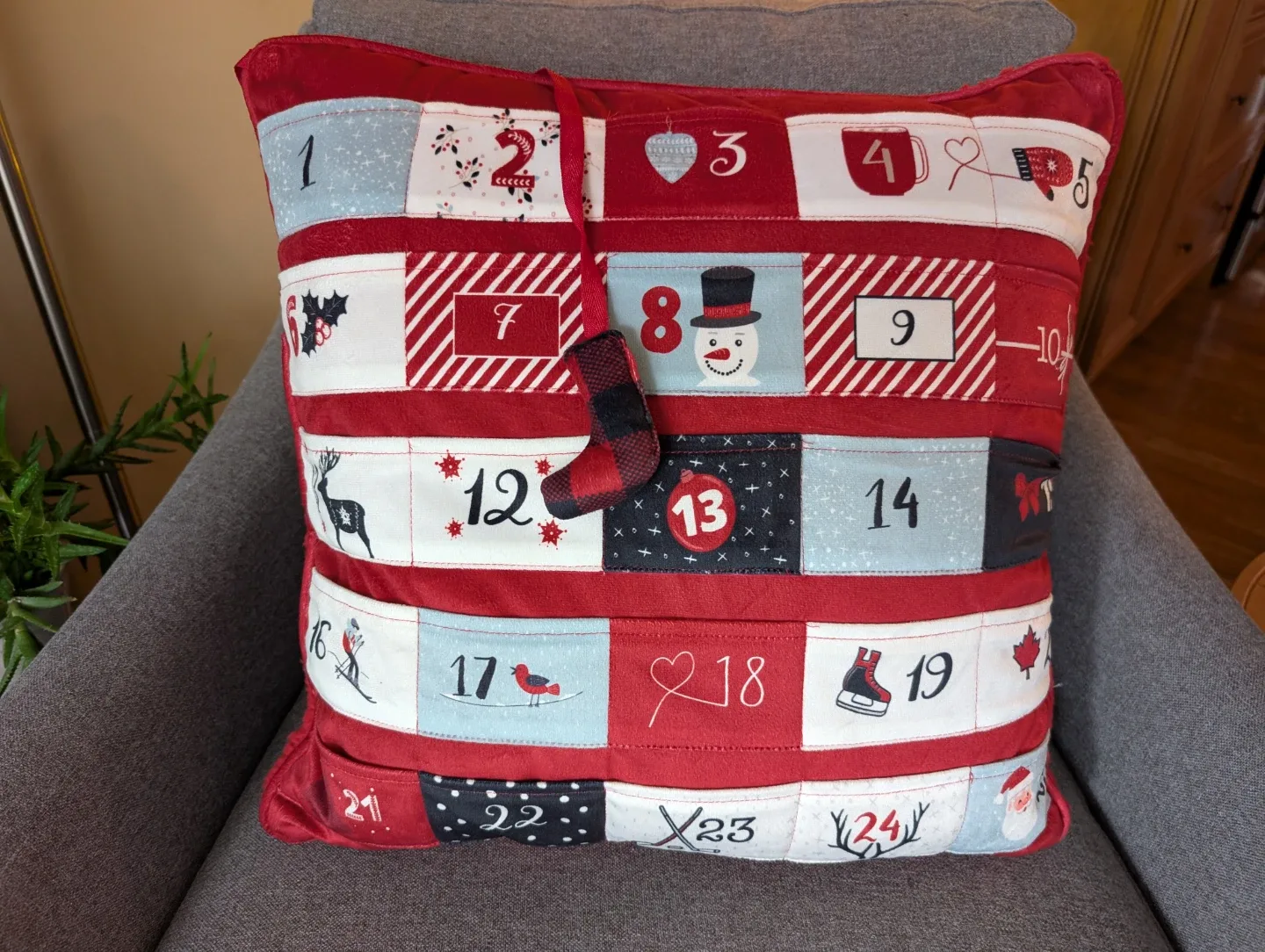 SUPER FUN ADVENT CALENDAR CUSHION image indicator(3)