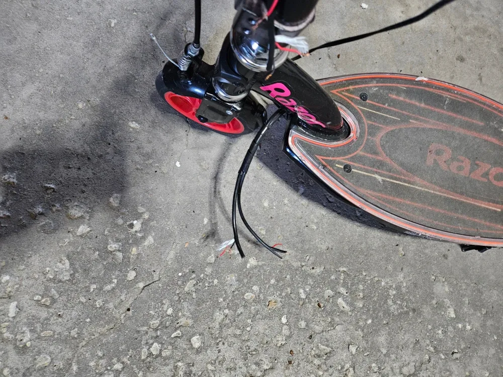 Razor Electric Scooter - For Parts image indicator(4)