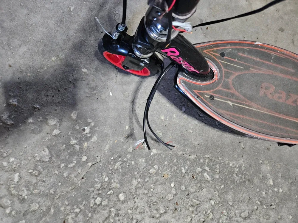 Razor Electric Scooter - For Parts image indicator(5)