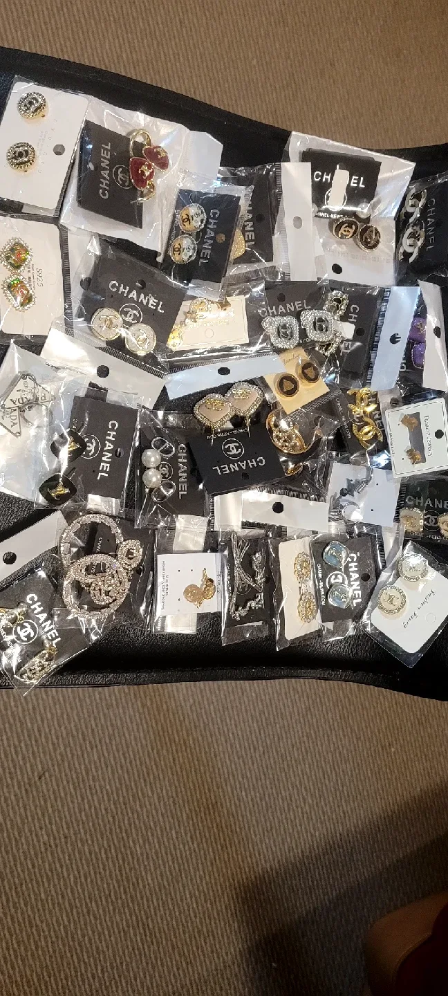 Assorted Rings and Earrings image indicator(2)