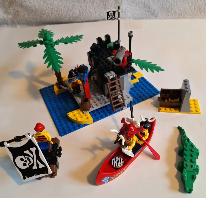 LEGO Pirates Forbidden Island 6270
