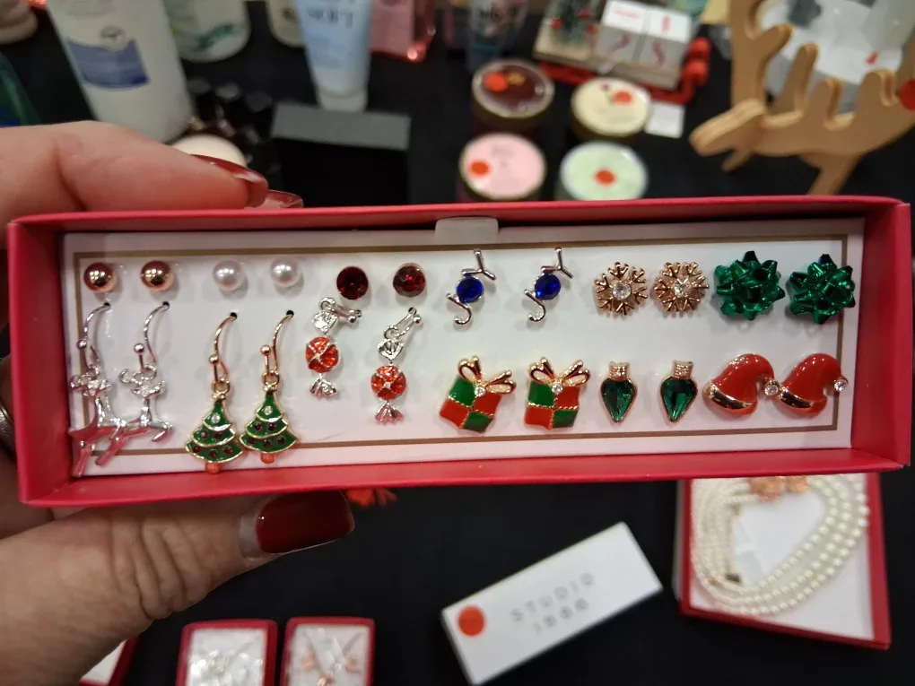 Jewellery pieces: Necklace & Earrings