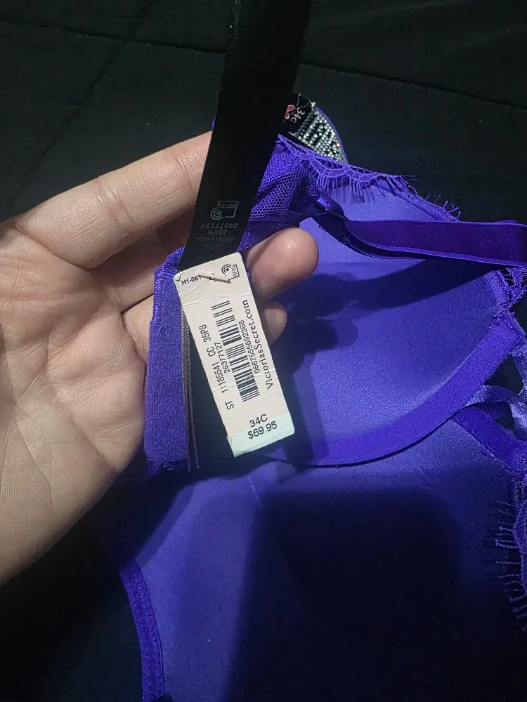 Victoria's Secret Very Sexy Push-Up Bra 34C image indicator(2)