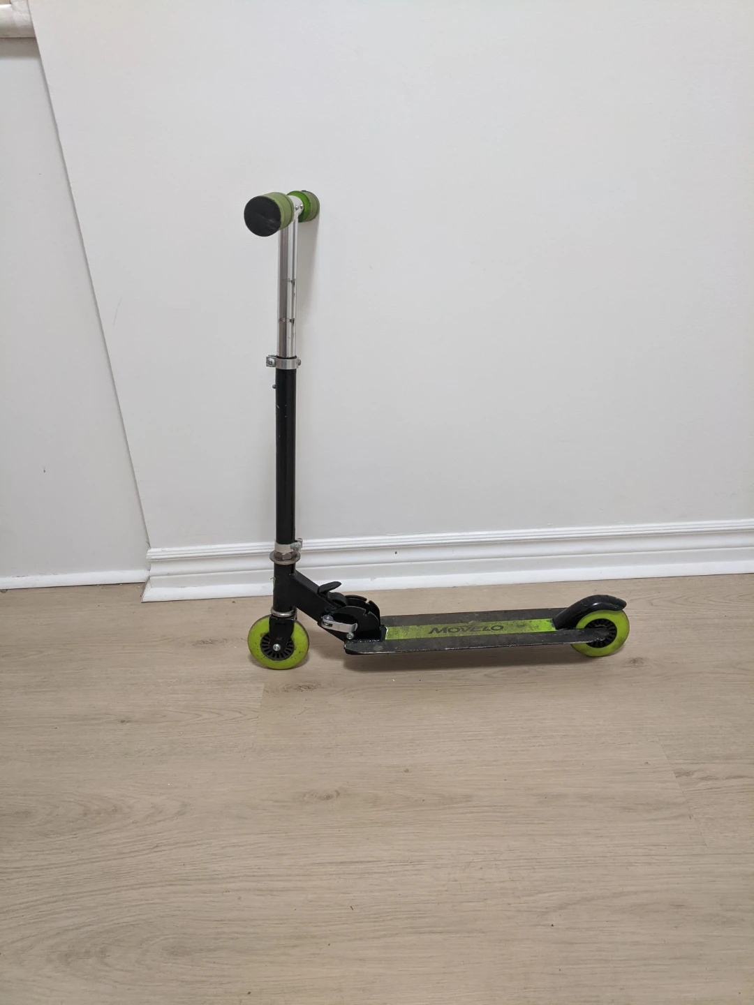 Movelo Scooter - Green Accents