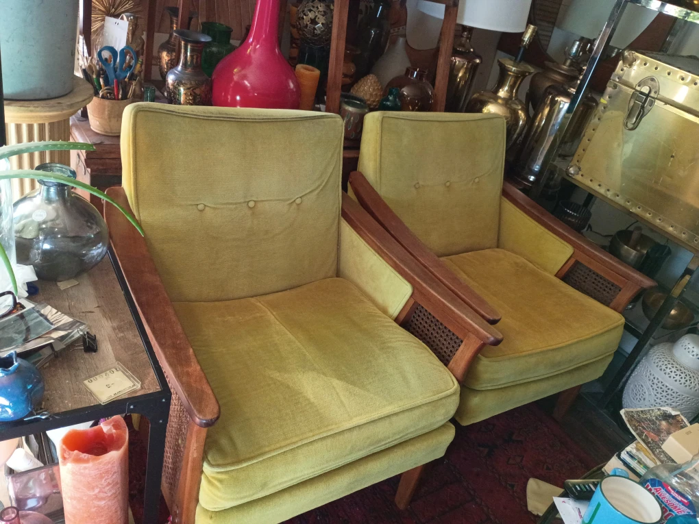 Pair o beautiful yellow velvet mid century arm chairs - photo 2
