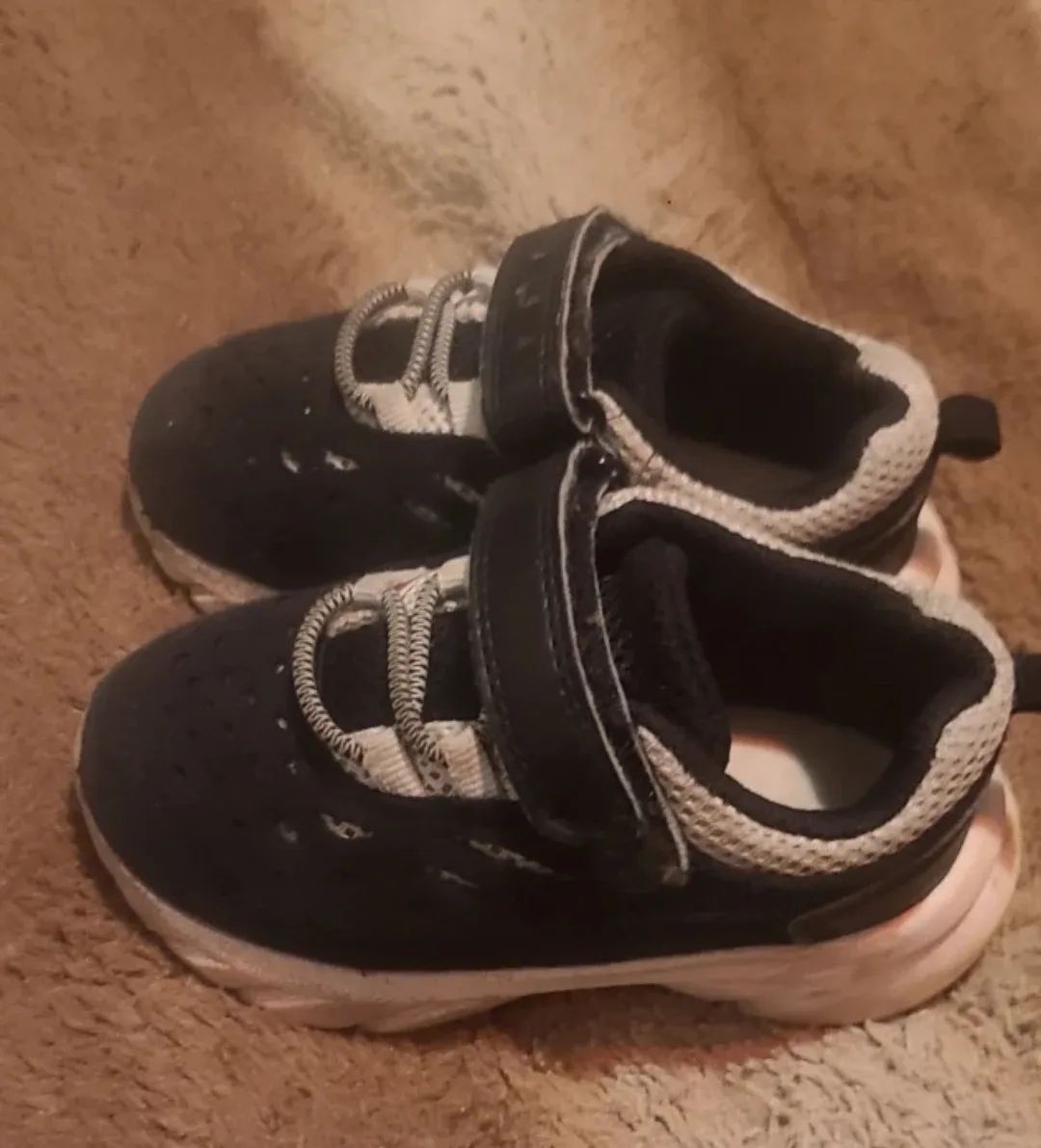 Size 5 Toddler Shoes 🥕 thumbnail
