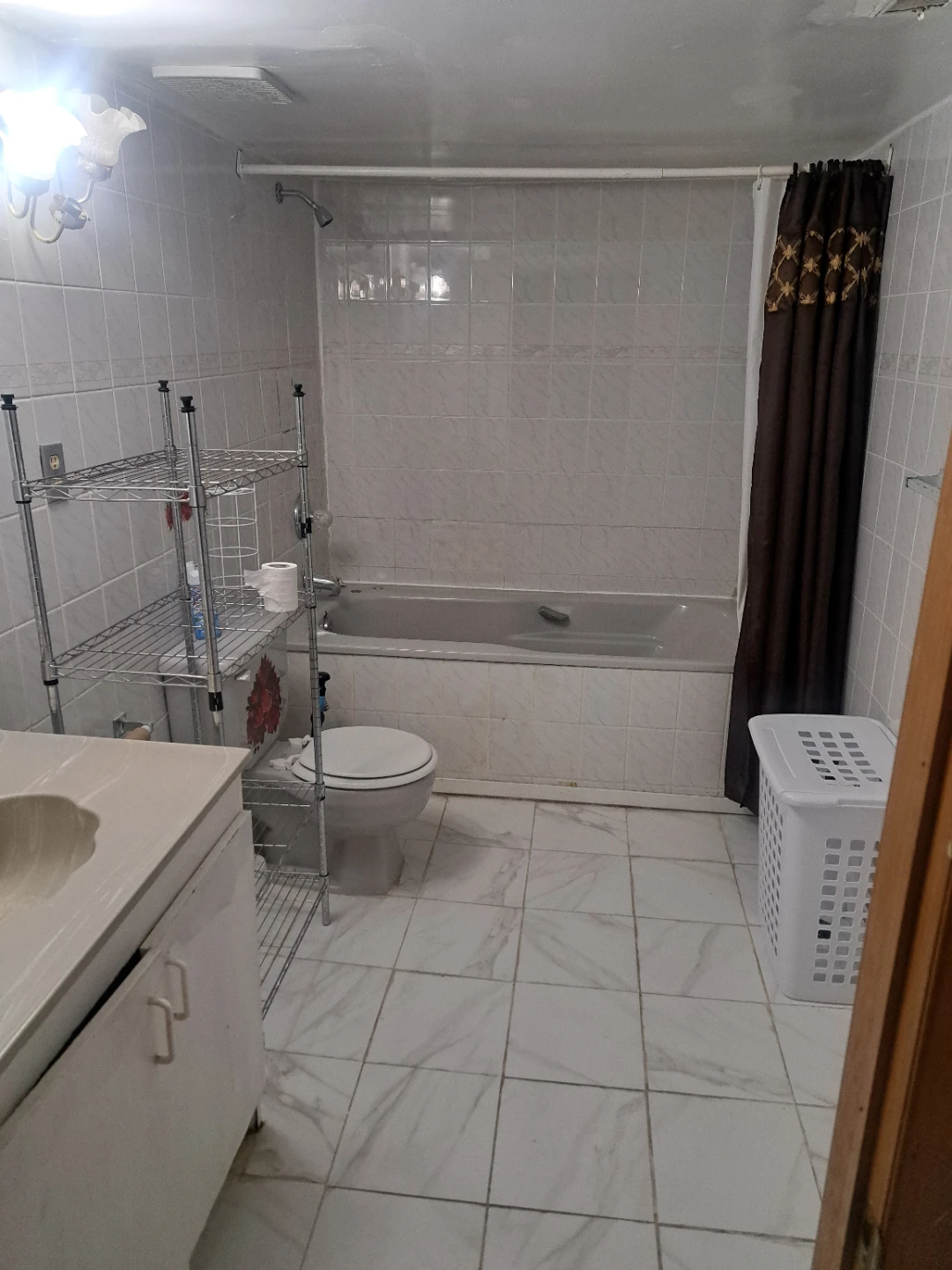 Clean cozy 2 bedroom 1 bathroom basement flat/ rooming - photo 4