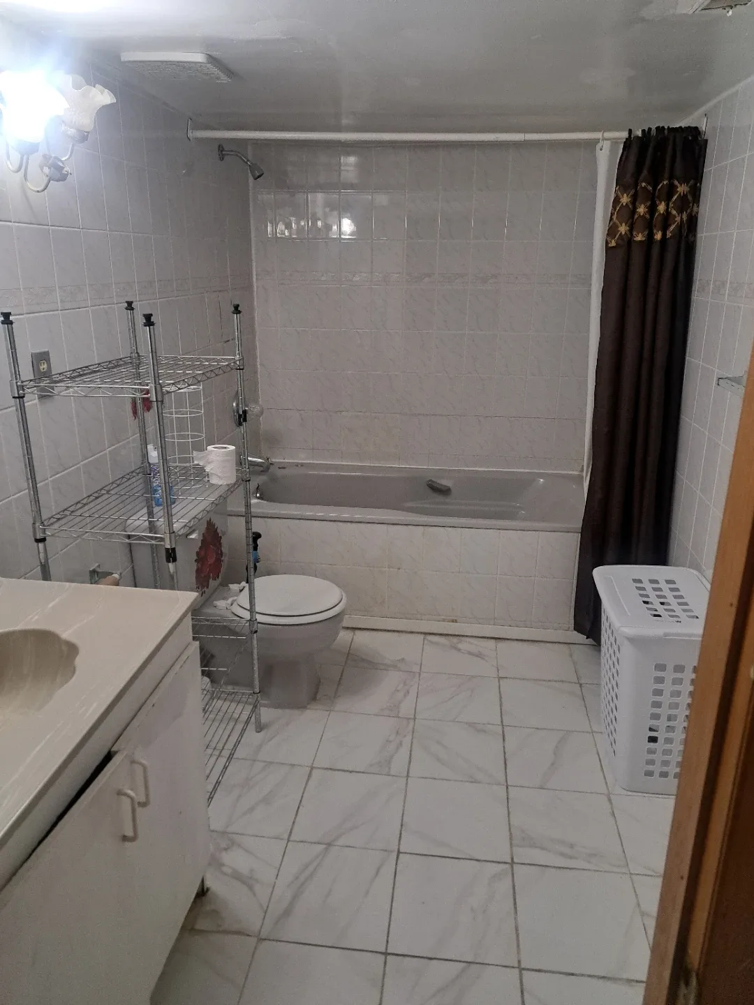 Clean cozy 2 bedroom 1 bathroom basement flat/ rooming image indicator(4)