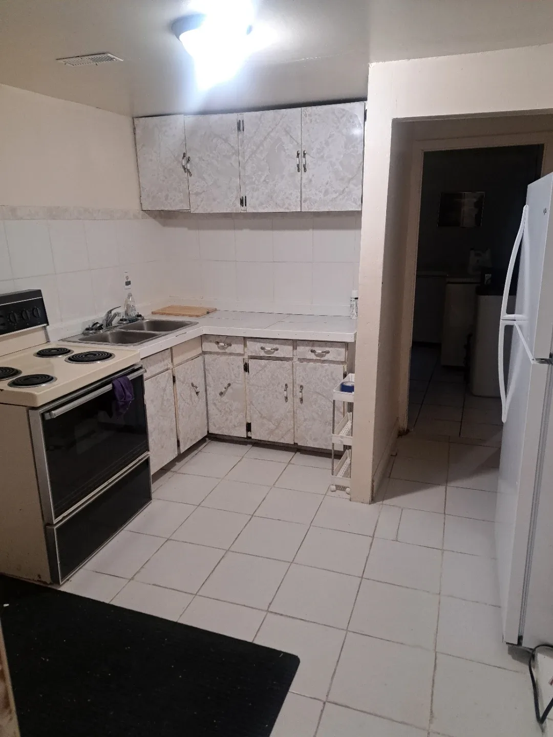 Clean cozy 2 bedroom 1 bathroom basement flat/ rooming image indicator(5)