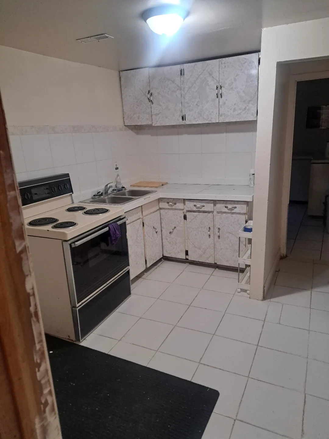 Clean cozy 2 bedroom 1 bathroom basement flat/ rooming image indicator(6)