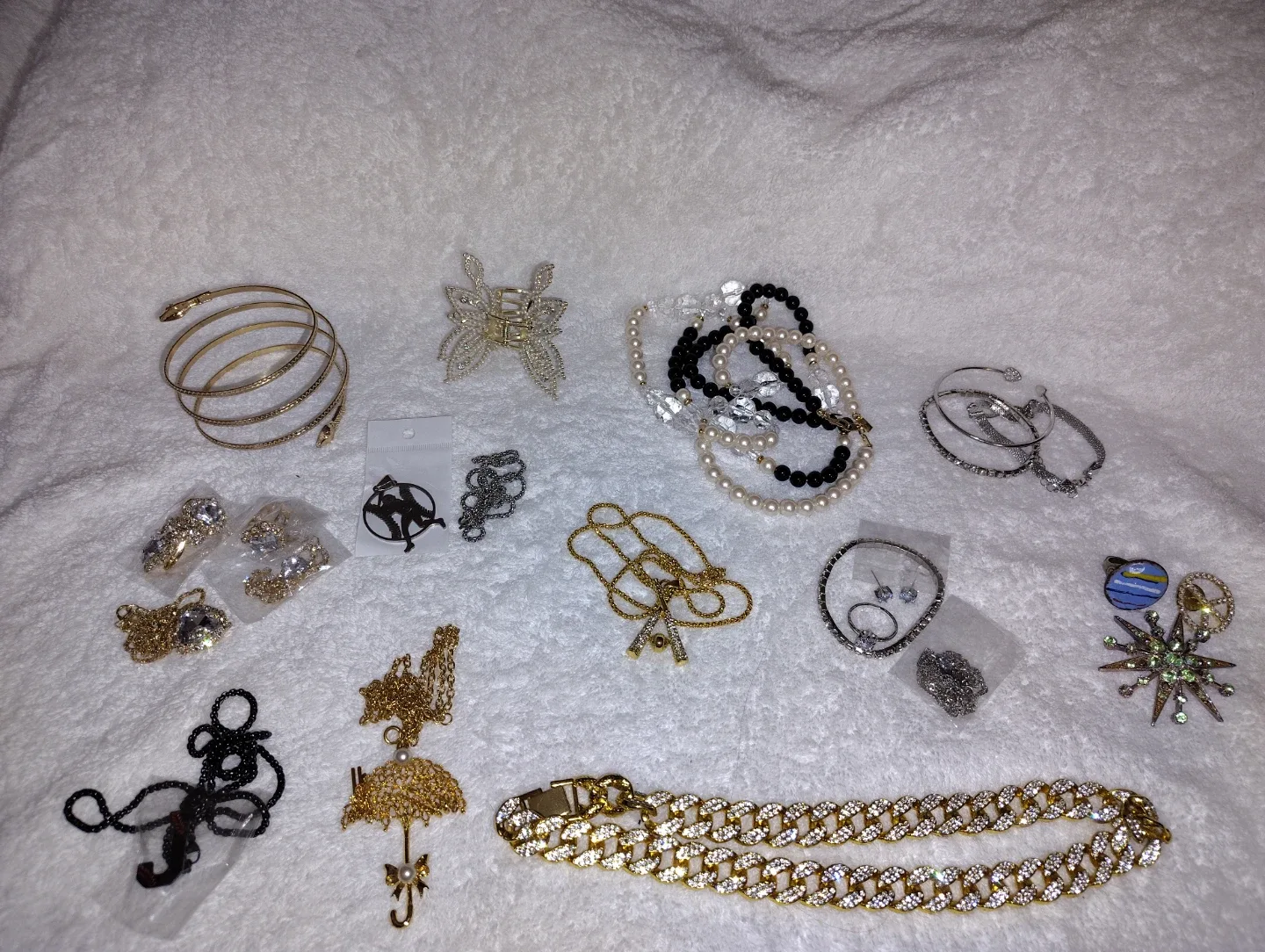 Assorted Fashion Jewelry Lot image indicator(4)