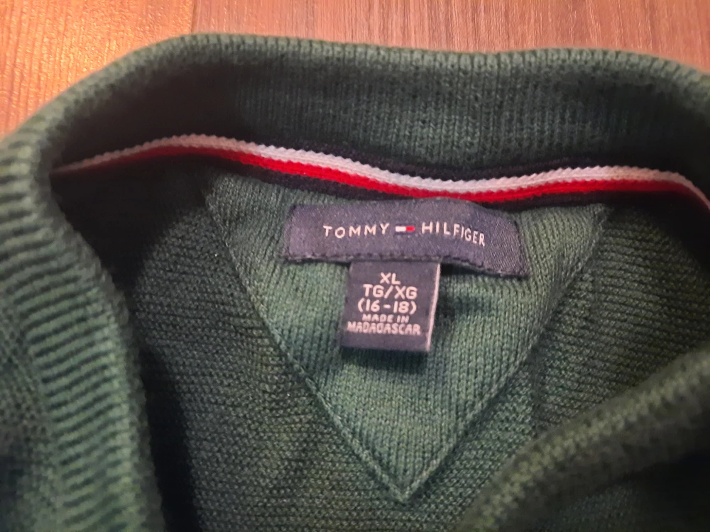 $20 Tommy Hilfiger Sweater Kid's size XL - photo 2
