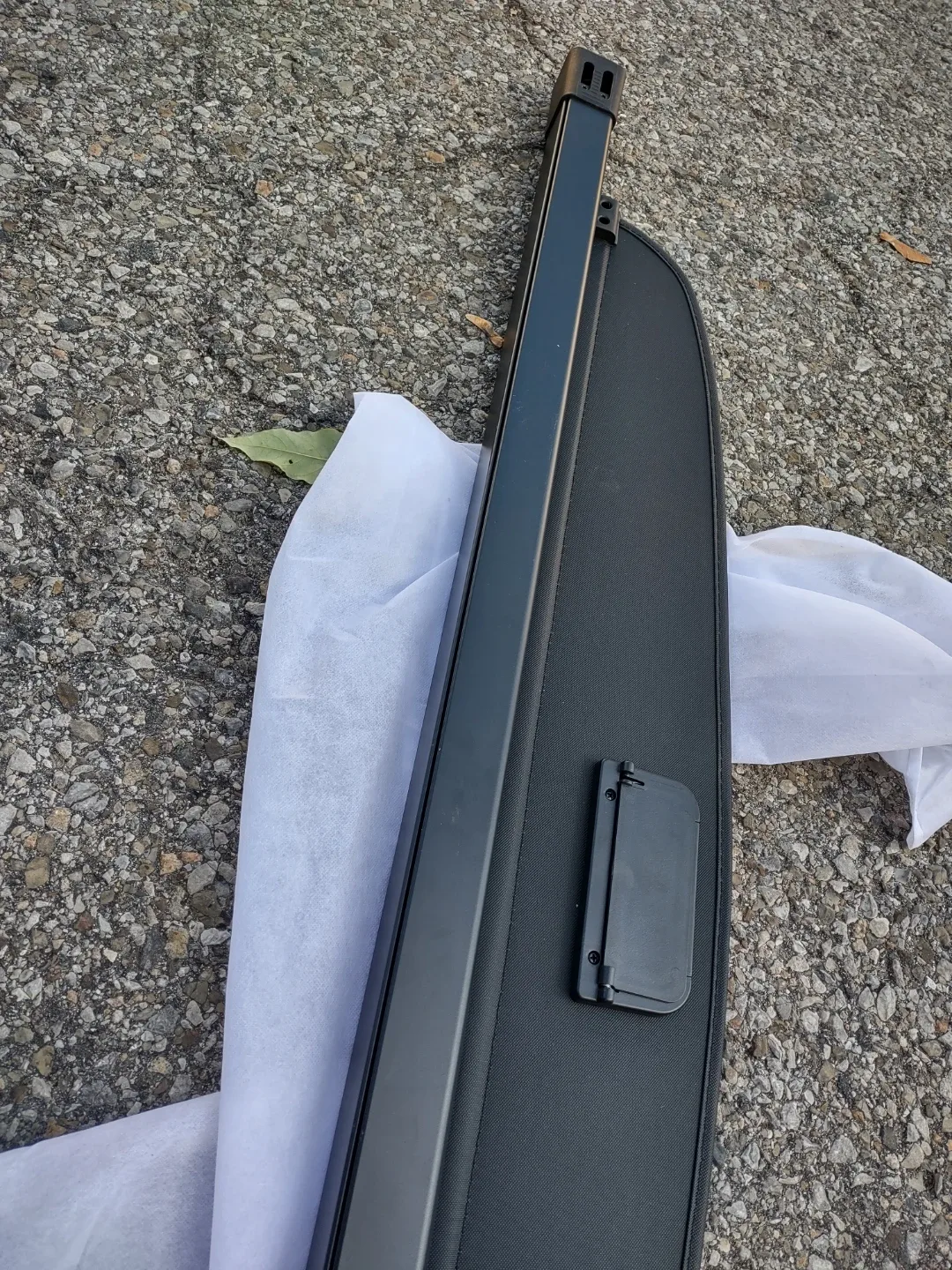 Black Retractable Cargo Cover thumbnail