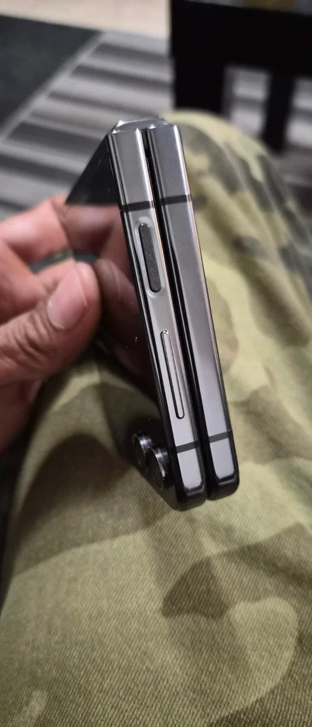 Samsung Galaxy Z Flip 5- Black 500gb image indicator(4)