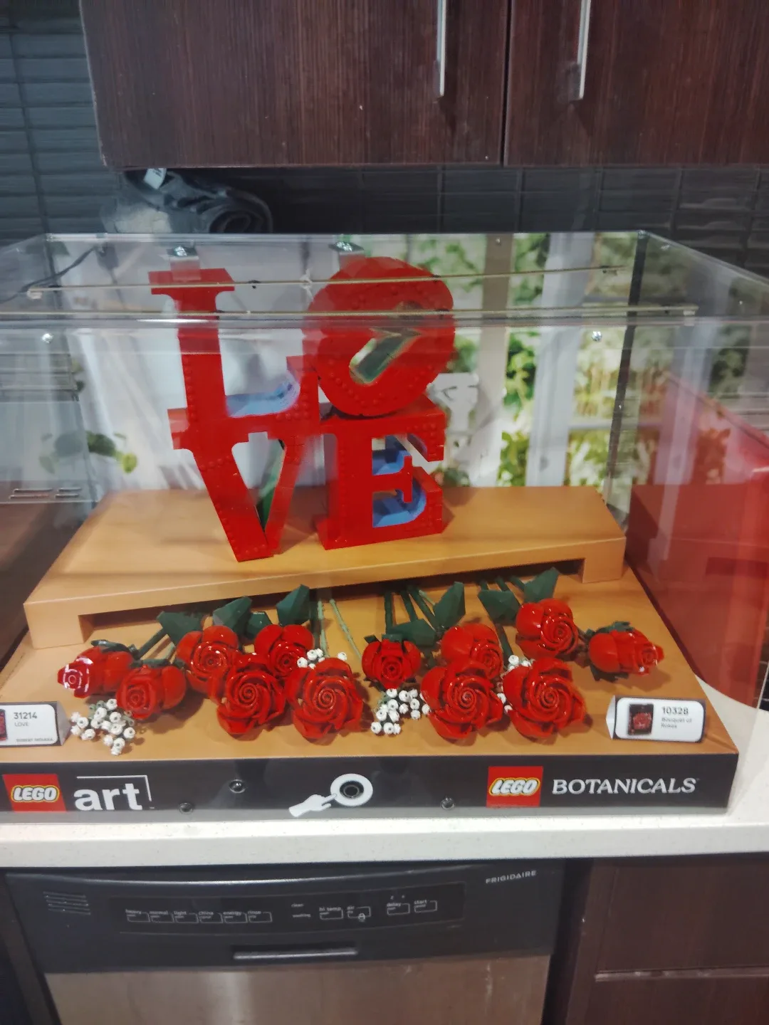 LEGO Art Robert Indiana "LOVE" & LEGO Icons Flower Bouquet image indicator(4)