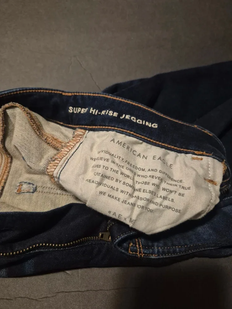 American Eagle Super Hi-Rise Jegging - Size 6 image indicator(2)