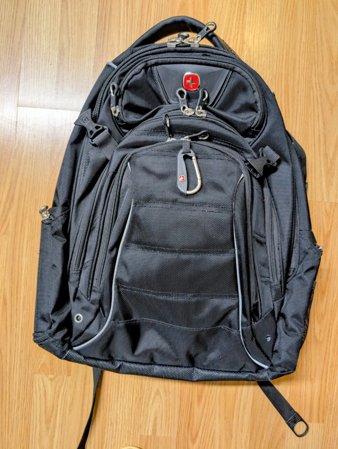 SwissGear Black Backpack image indicator(2)