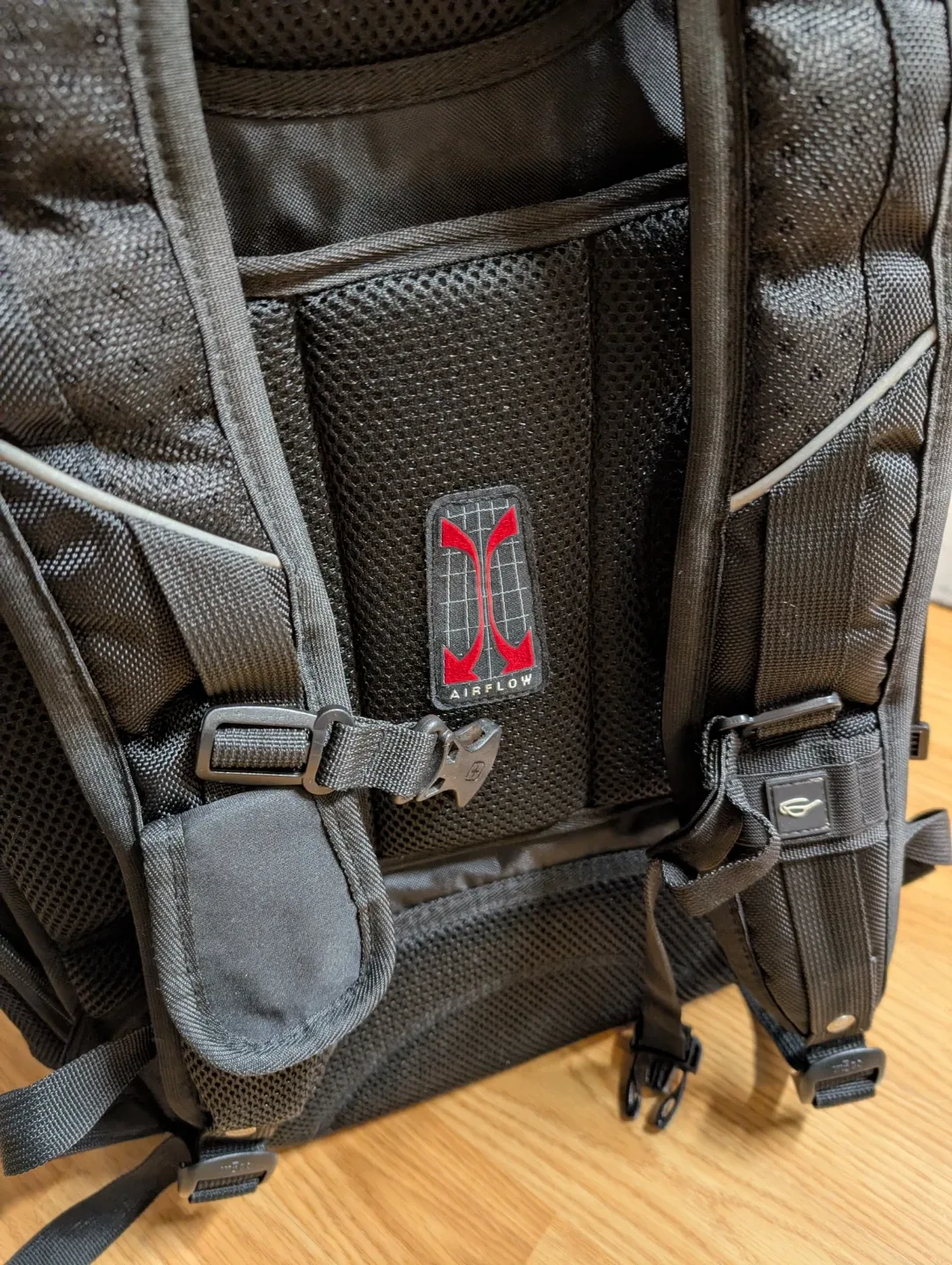 SwissGear Black Backpack image indicator(3)