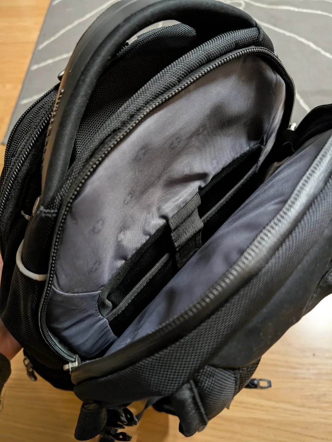 SwissGear Black Backpack image indicator(4)