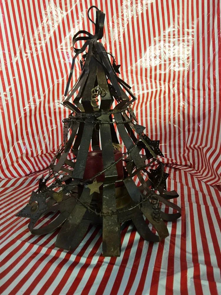 Rustic Metal Christmas Tree & Wooden Star Decor thumbnail