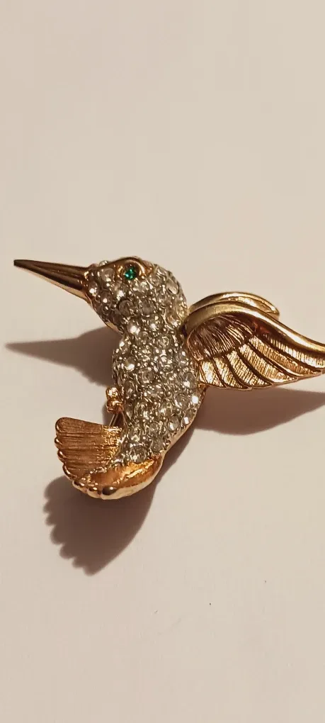 Lovely Gold Tone Hummingbird  Sparkling Rhinestone Brooch thumbnail