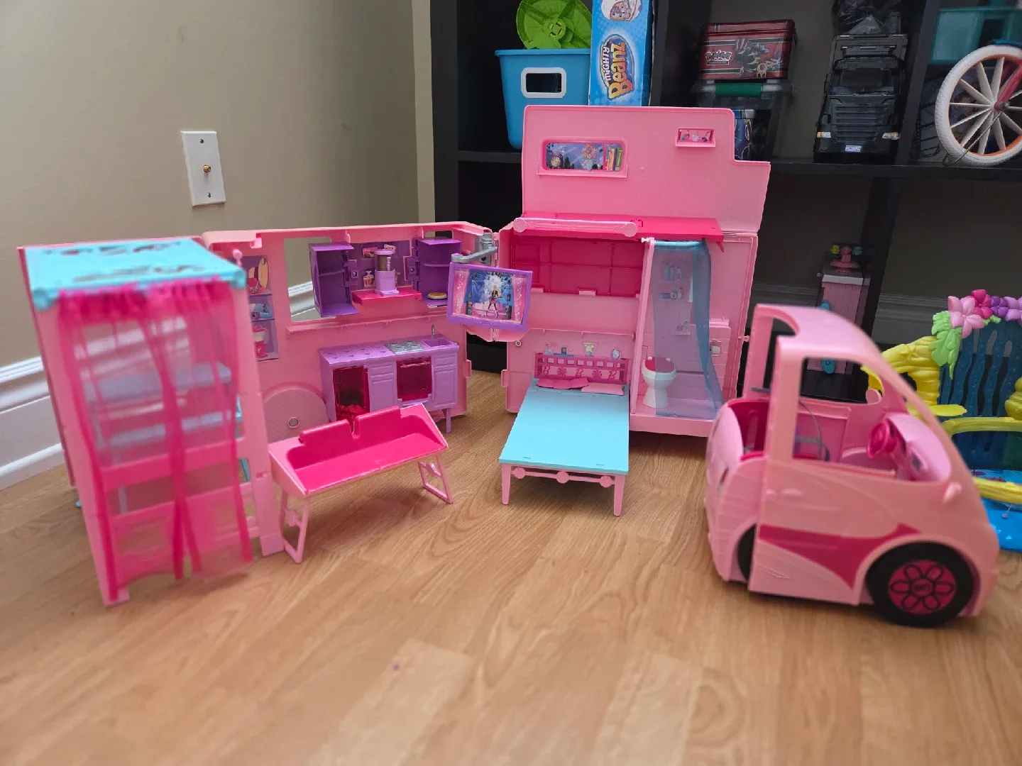 Barbie Camper & Pool Playset image indicator(6)