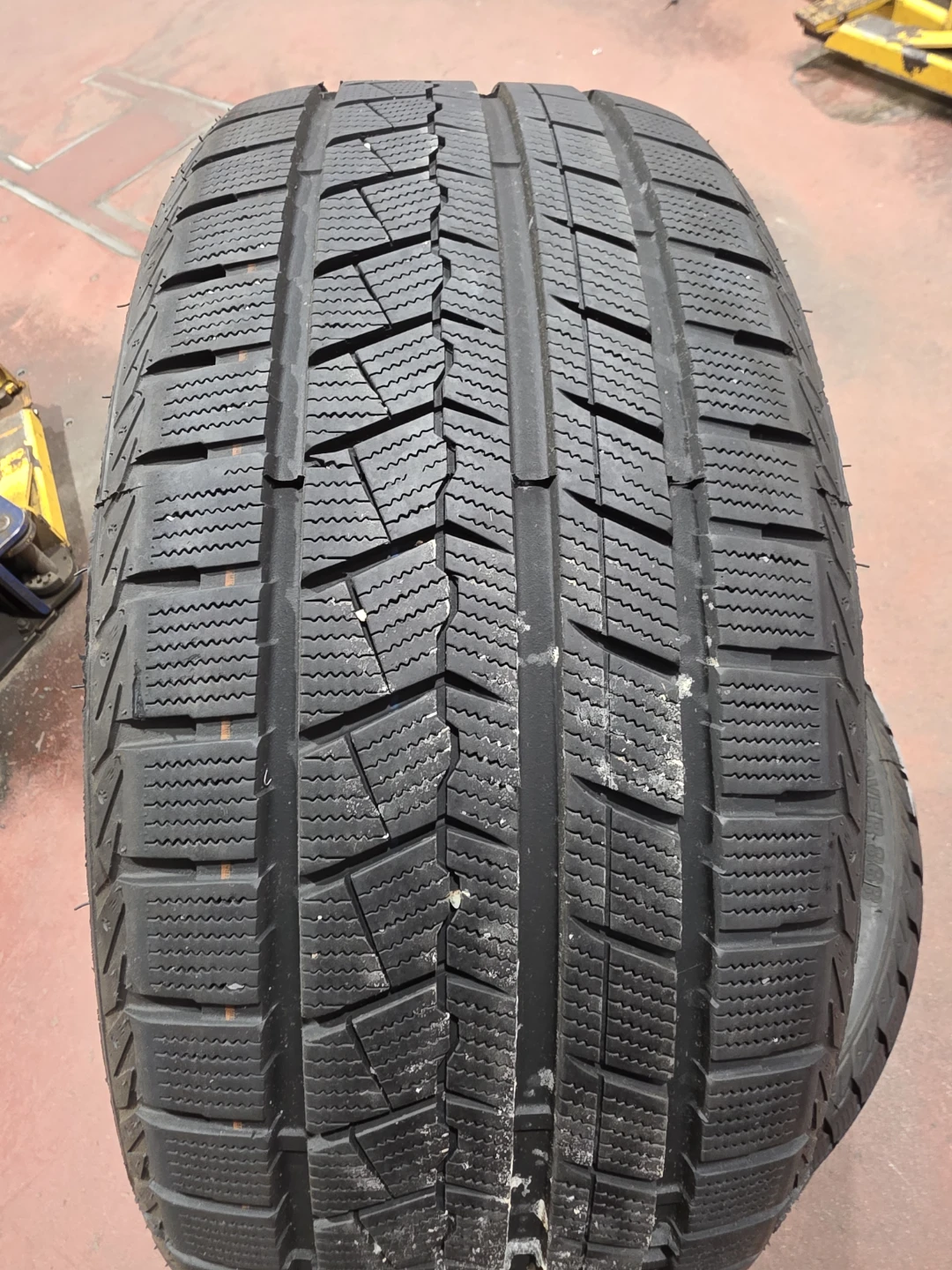 Snowflower 225/40R18 Winter Tires - Set of 4 - photo 2
