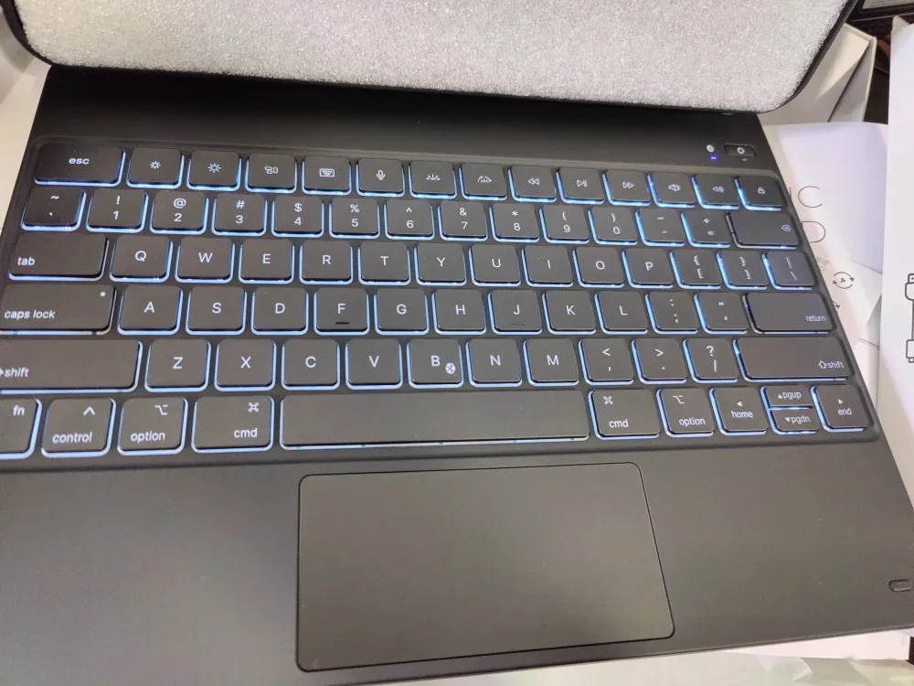 ESR Magnetic Keyboard Case 360 for iPad Pro 13 (2024) image indicator(2)