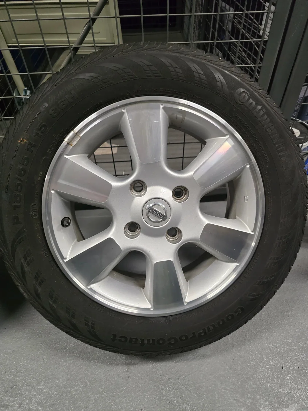 Nissan Wheel with Continental Tire 185/65R15 image indicator(9)
