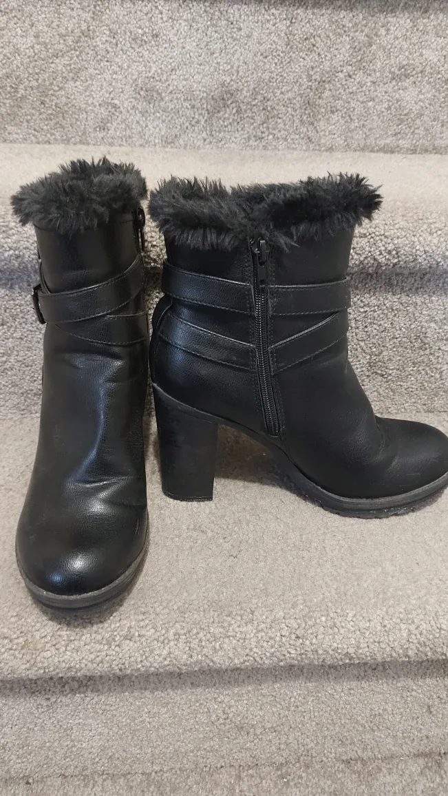 Guess Black Ankle Boots - Size 7 image indicator(2)