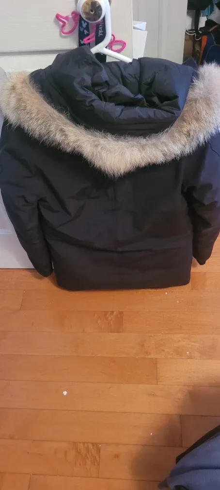 Canada Goose brand new jacket image indicator(2)