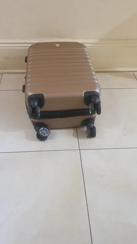 Carry-On spinner suitcase image indicator(3)