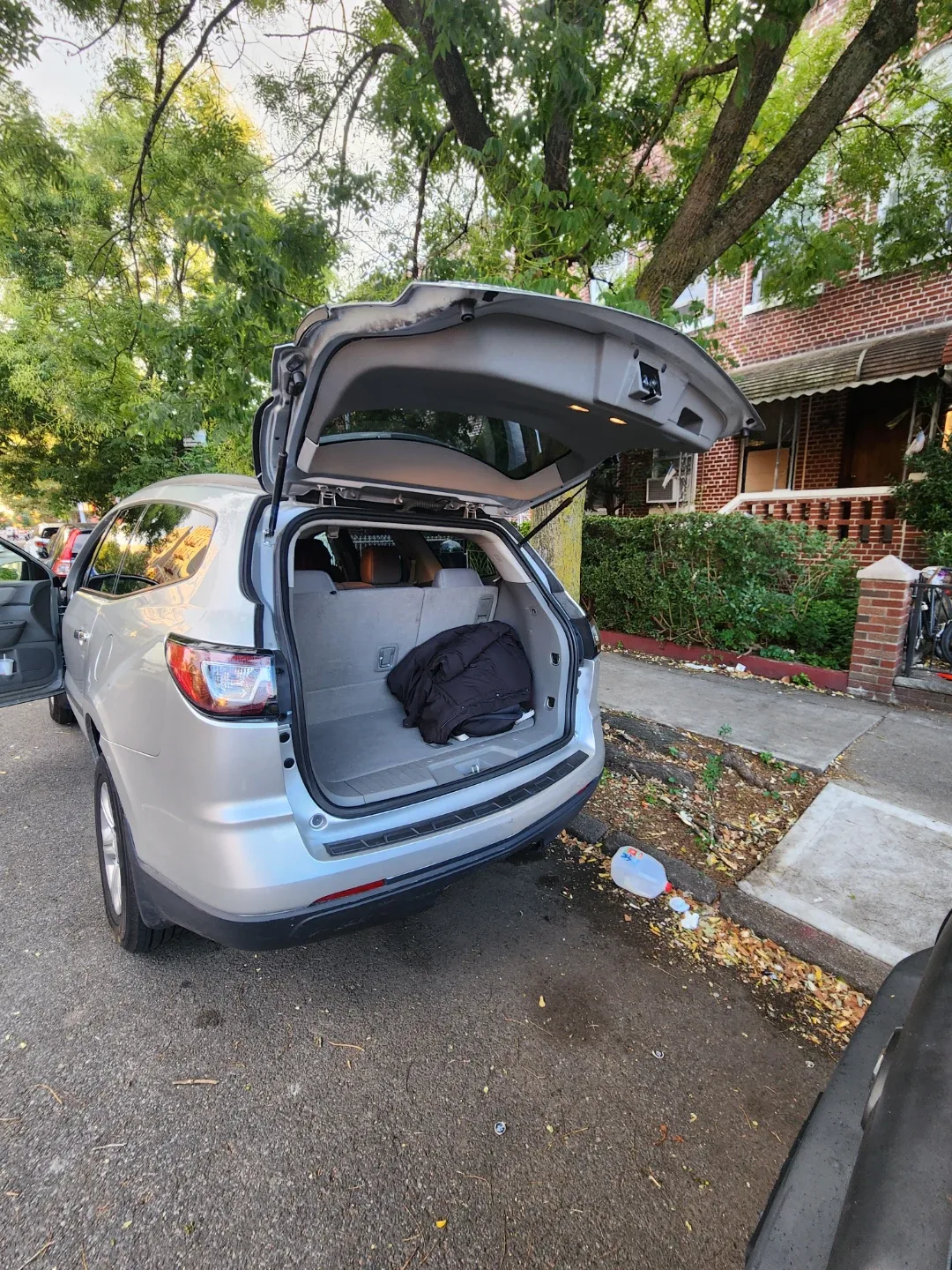 Silver Chevrolet Traverse SUV image indicator(5)