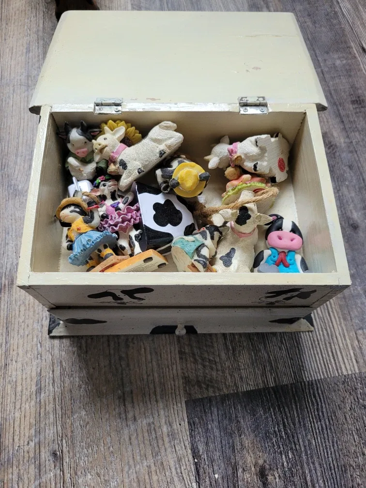 Cow-themed Decor Collection image indicator(2)