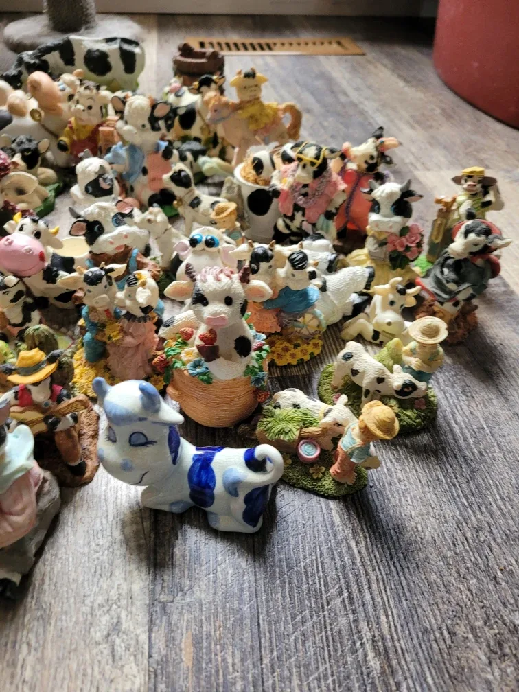 Cow-themed Decor Collection image indicator(9)