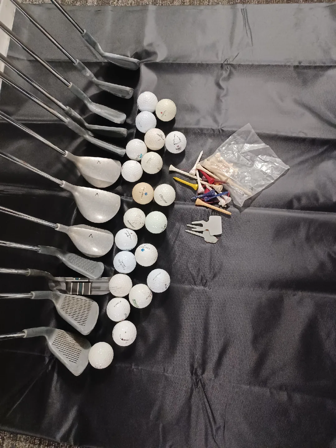 Set of Golf Clubs with Balls & Tees image indicator(7)