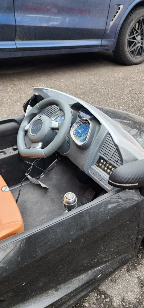 Audi R8 Spyder Ride-On Car image indicator(4)