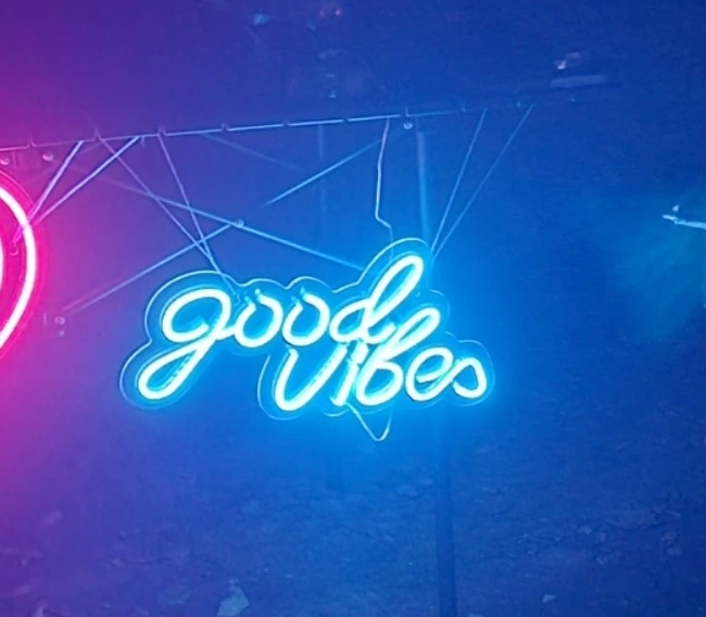 LED Wall Light – “Good Vibes” Neon Sign USB & Battery Powered