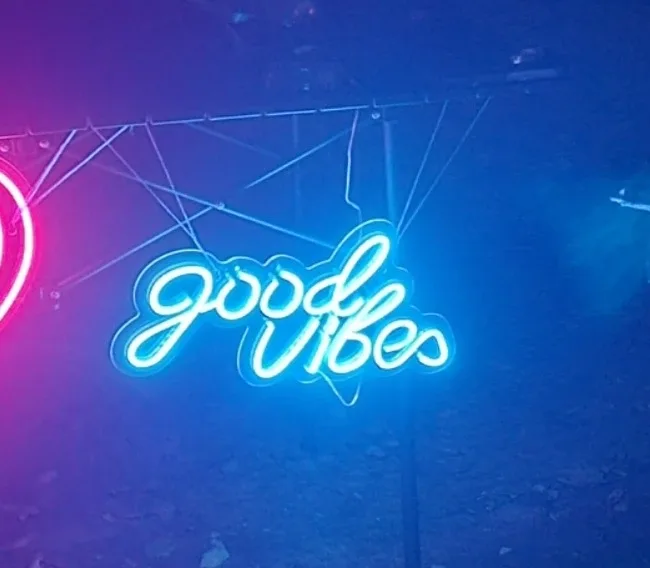 LED Wall Light – “Good Vibes” Neon Sign USB & Battery Powered