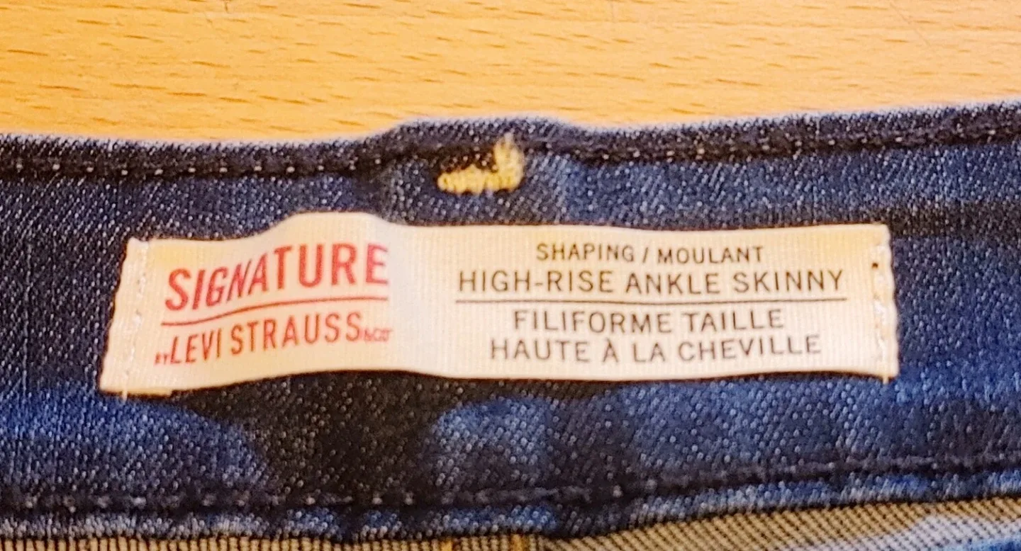 Woman's Signature Levi's Jeans image indicator(9)