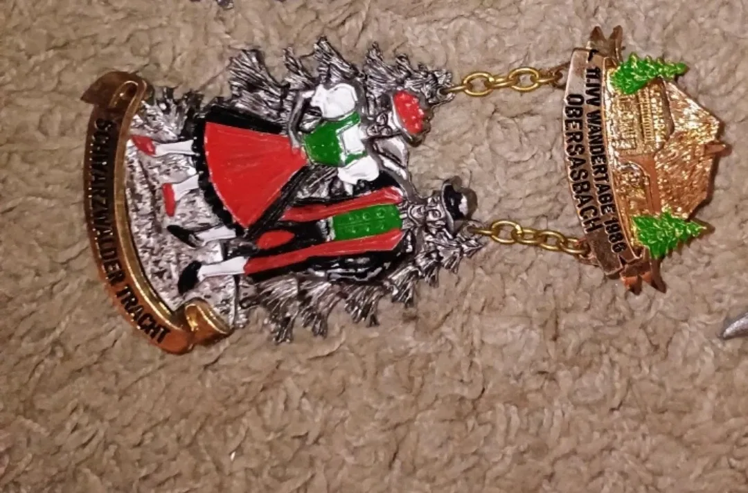 Vintage Schwarzwälder Tracht Pin 1986