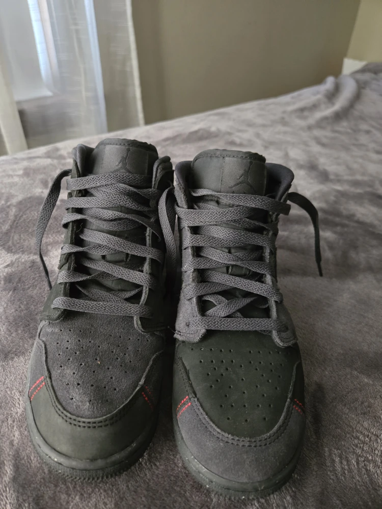 Nike Air Jordan 1 Mid Shoes - Size 5.5 US - photo 4