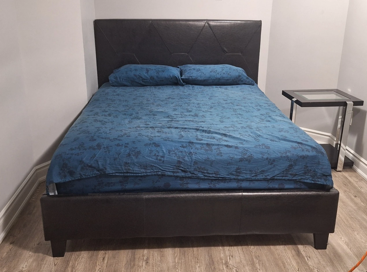 Queen bed with mattress - photo 2