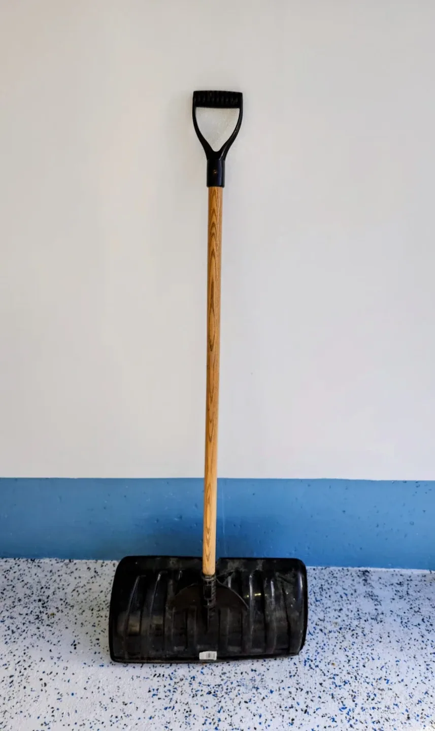 Snow pusher/ Snow shovel , Jobmate - Made in Canada image indicator(2)