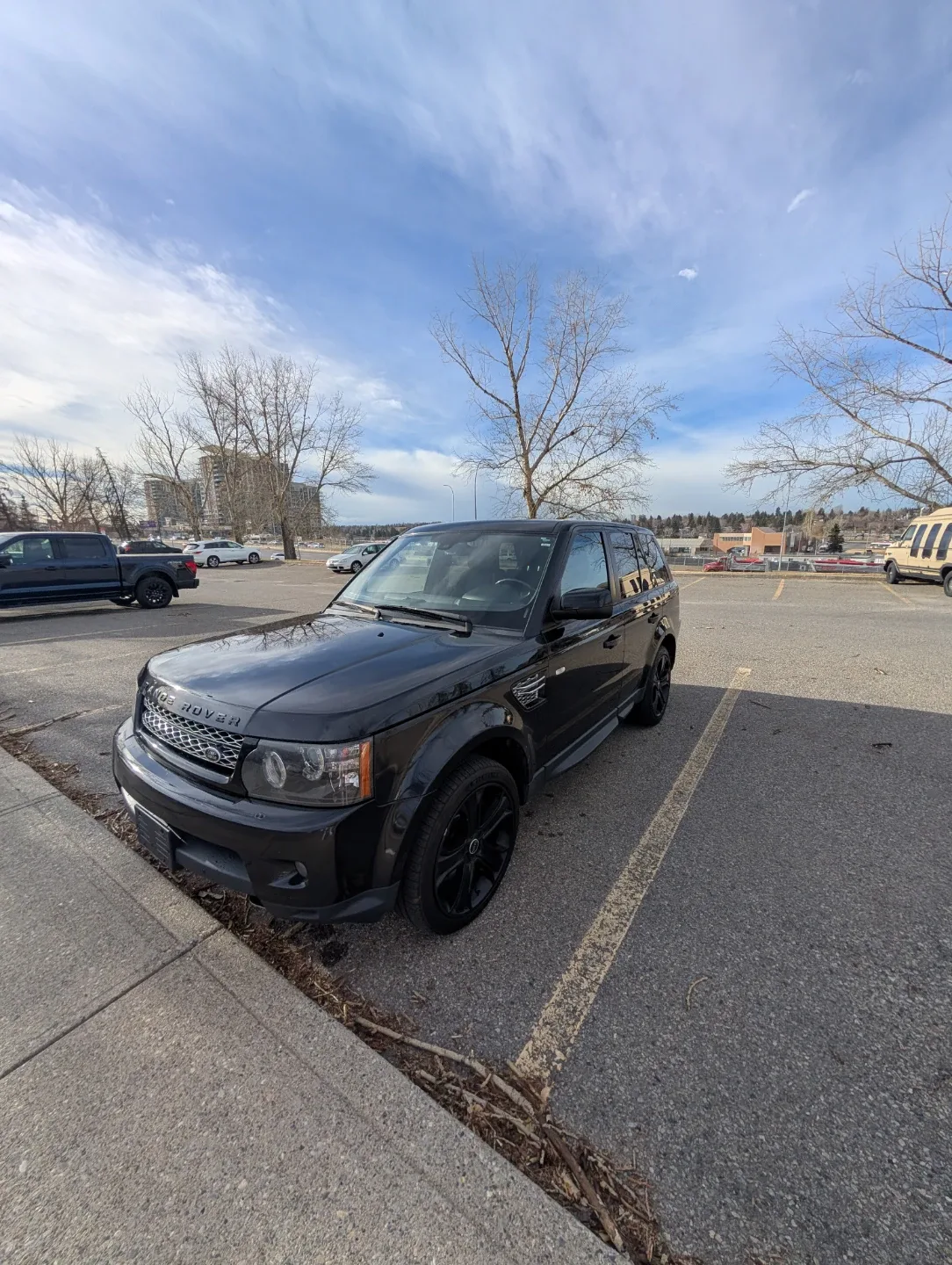 Black Range Rover Sport SUV image indicator(3)