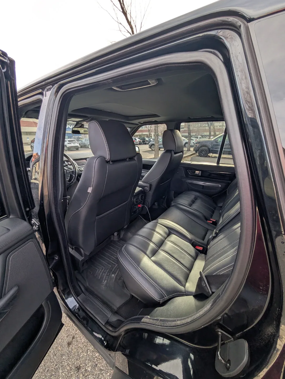 Black Range Rover Sport SUV image indicator(5)