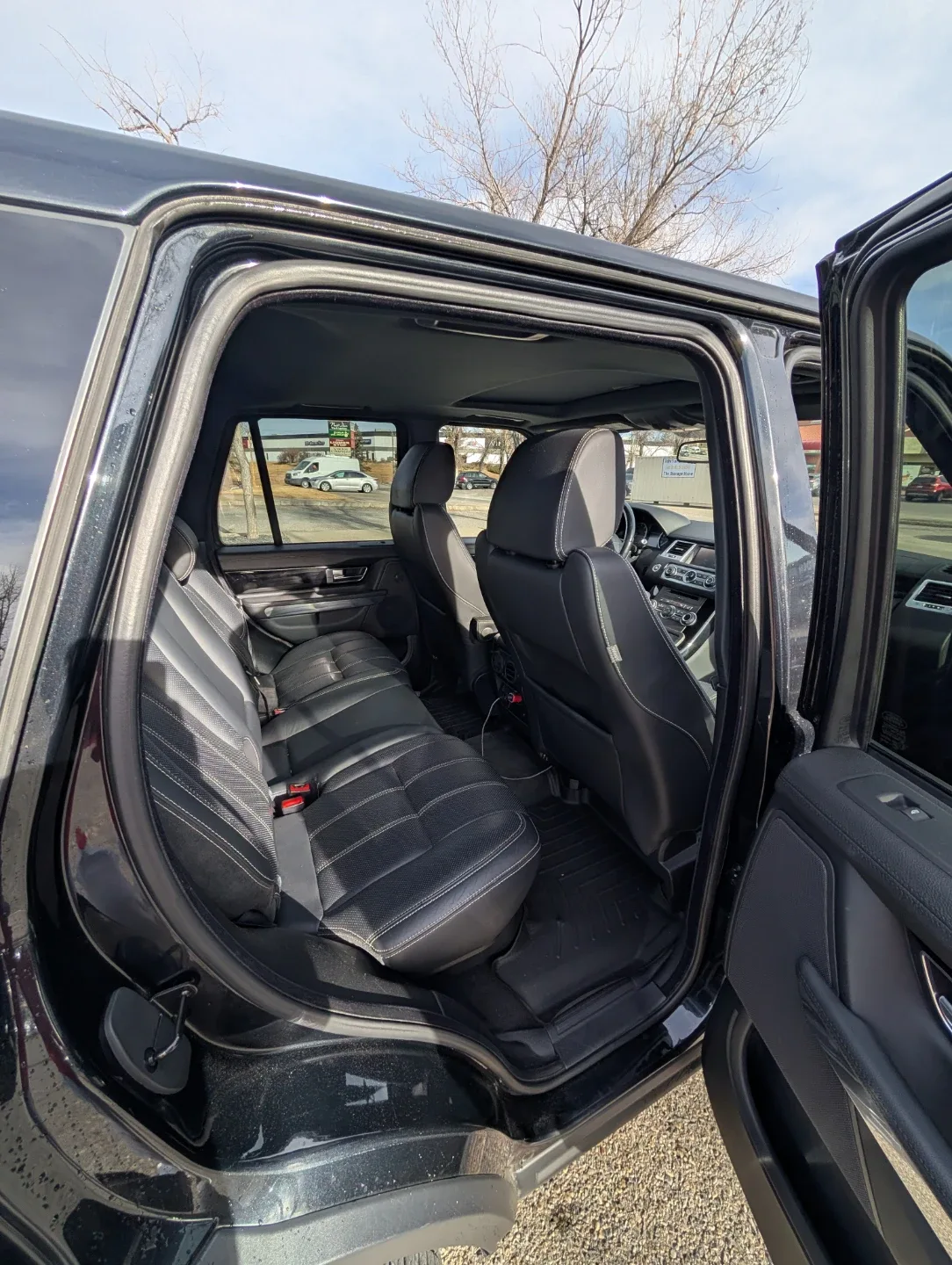 Black Range Rover Sport SUV image indicator(6)